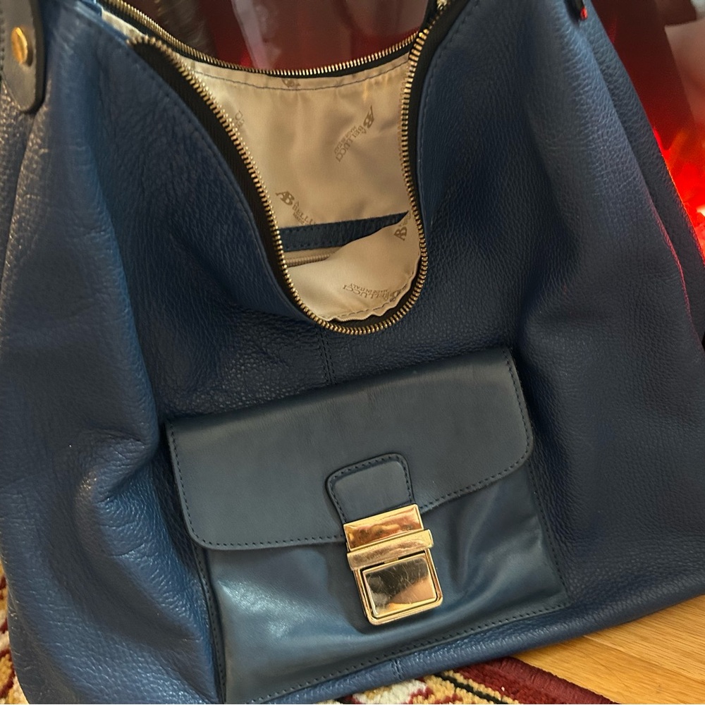 Elegant Blue Shoulder Bag with Soft Leather Design